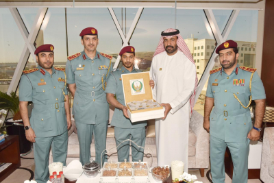 بمشاركة المطروشي ومساعدوه  الدفاع المدني بدبي يوزع الاعلام والشارات في الاحتفال بيوم العلم