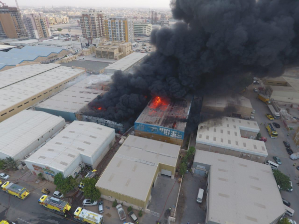 الدفاع المدني دبي يسيطر على حريق اندلع بمستودع في منطقة القصيص 5 
