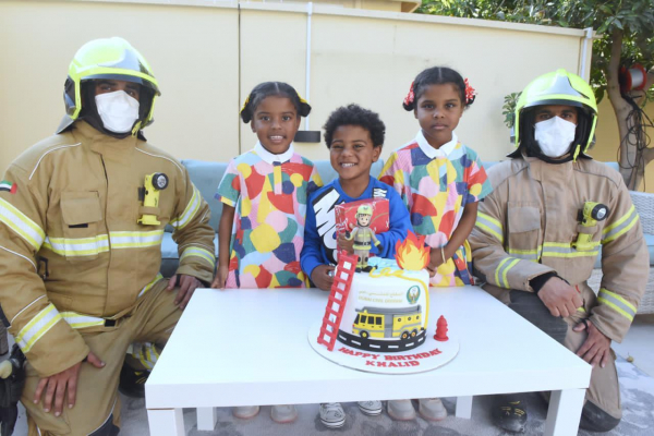 دفاع مدني دبي يحقق أمنية طفل في الاحتفال بعيد ميلاده مع الإطفائيين