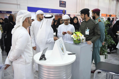 في معرض الإمارات للوظائف  سعادة عبدالله الفلاسي يتفقد منصة الدفاع المدني ضمن جولته على منصات مؤسسات حكومة دبي