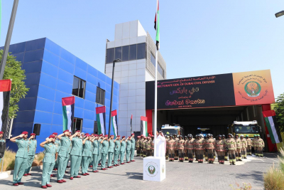 في الاحتفال بيوم العلم  اللواء المطروشي يرفع علم الدولة في مركز إطفاء دبي باركس 