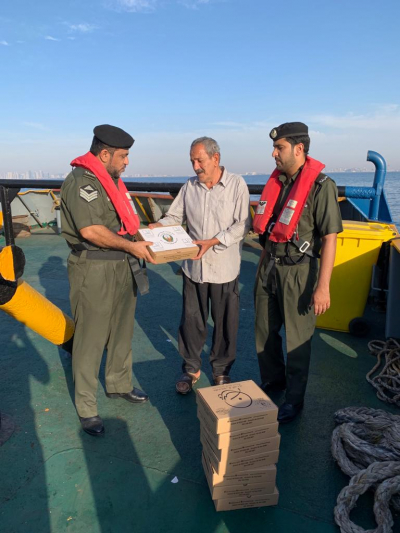 ضمن مبادرات شهر رمضان الفضيل الدفاع المدني بدبي يقوم بتوزيع وجبات الإفطار على البحارة والصيادين