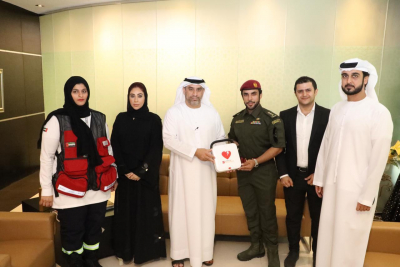 الدفاع المدني دبي يتسلم جهاز "إنعاش القلب" من مؤسسة دبي لخدمات الإسعاف