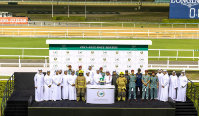 العميد/ راشد خليفة  الفلاسي  يكرم الفائز بشوط الدفاع المدني في أمسية نادي دبي لسباق الخيل