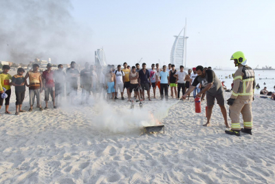 دفاع مدني دبي ينفذ حملة "حمايتك غايتنا" للسلامة في الشواطئ بجميرا